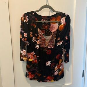 A common thread women’s top size small